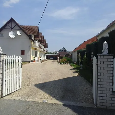 Διαμέρισμα Petrovics Apartmanhaz 1 *