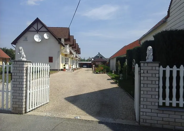 Lägenhet Petrovics Apartmanhaz 1 *